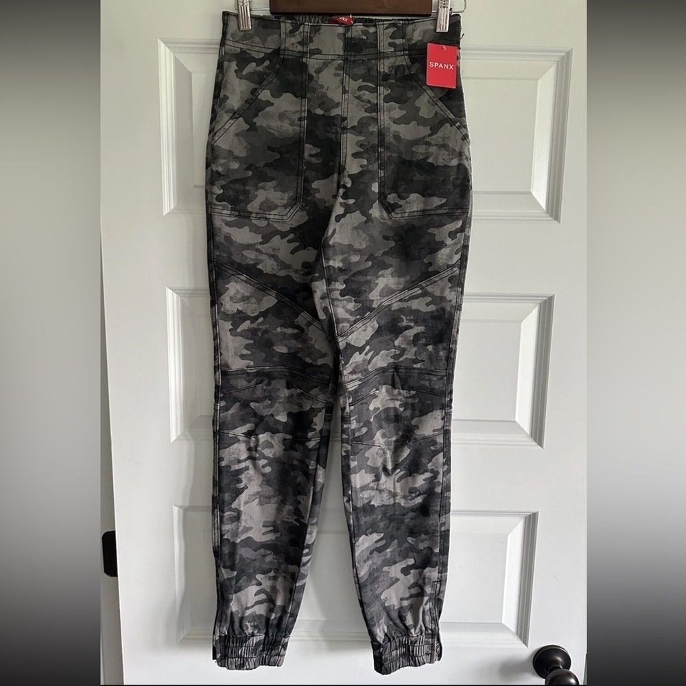 SPANX Womens Gray Camouflage Cargo Pants Size Small NWT